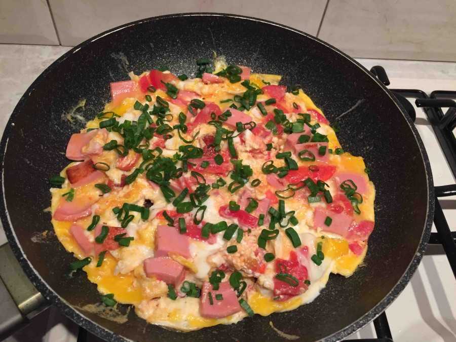 Яичница с помидорами: 6 простых и вкусных рецептов