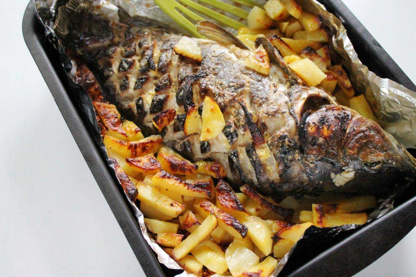 Четыре рецепта запекания карпа с овощами в духовке на любой вкус