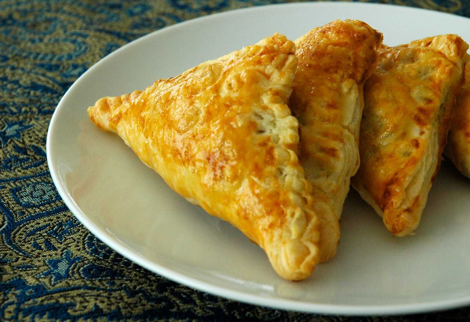 Кулинария рецепт кулинарный крымские чебуреки из слоеного теста  продукты пищевые