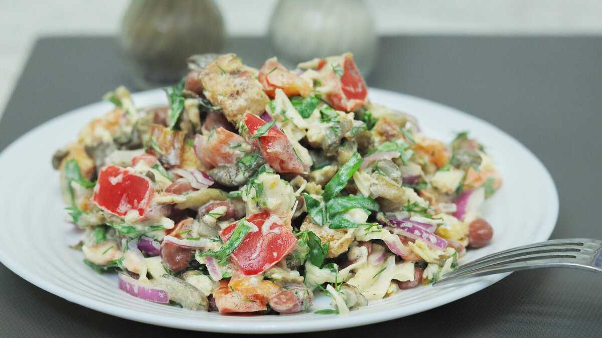 Салат с сухариками, кукурузой и фасолью: рецепты с фото