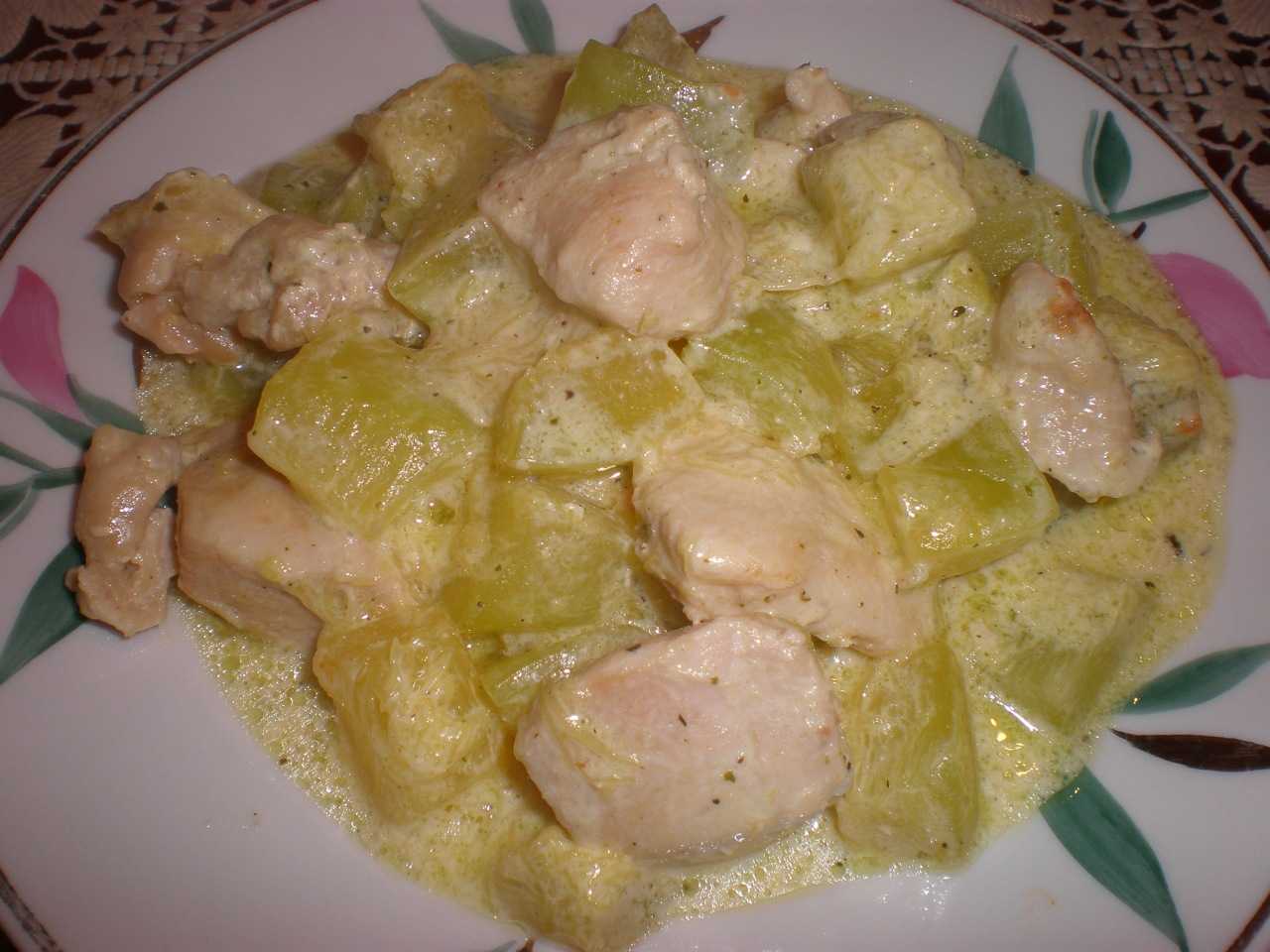 Куриное филе в сметанно-сырном соусе