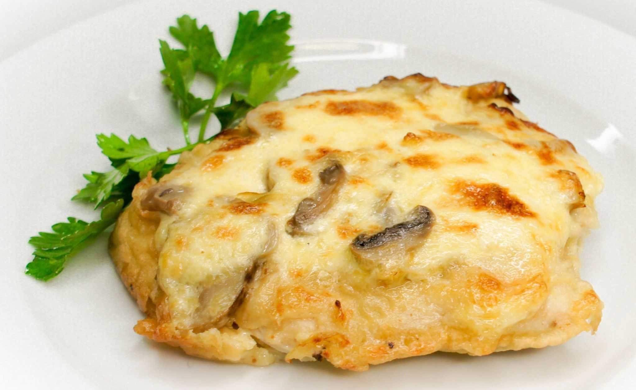 Готовим вкусные куриные бедра в духовке с ломтиками картошки — самые удачные рецепты