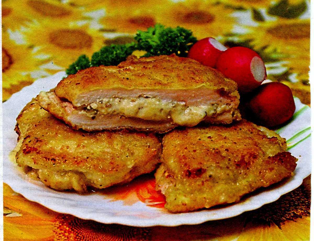Сочные отбивные из куриной грудки в сухарях на сковороде
