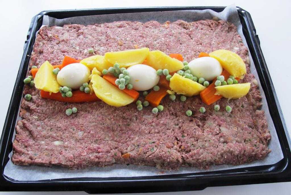 Мясной рулет из фарша с яйцом грибами в духовке - вкусные рецепты