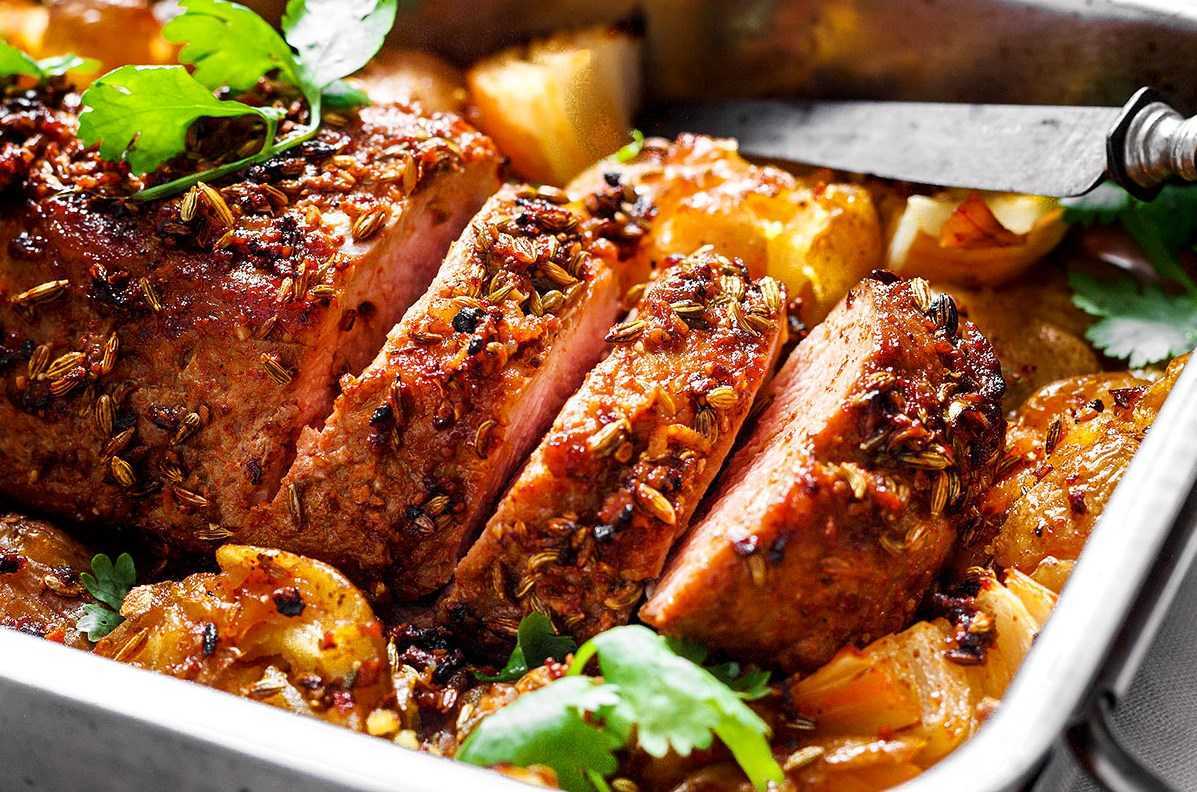 Свинина запеченная в духовке – простые и вкусные рецепты сочного мяса