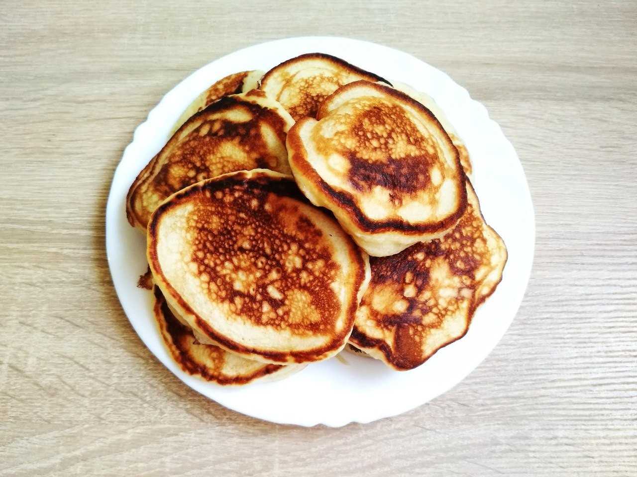 Пышные оладьи на кефире: 5 самых вкусных рецептов с фото (пошагово)