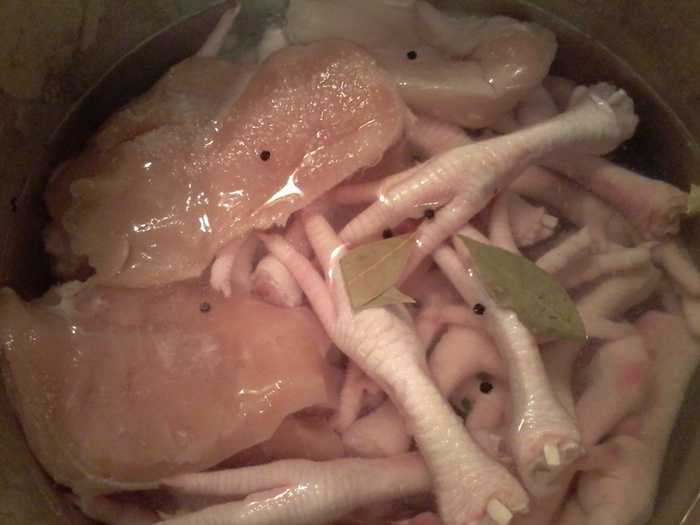 Холодец из куриных лапок – бюджетный вариант закуски. рецепты холодца из куриных лапок: с говядиной, индейкой и курицей - автор екатерина данилова - журнал женское мнение