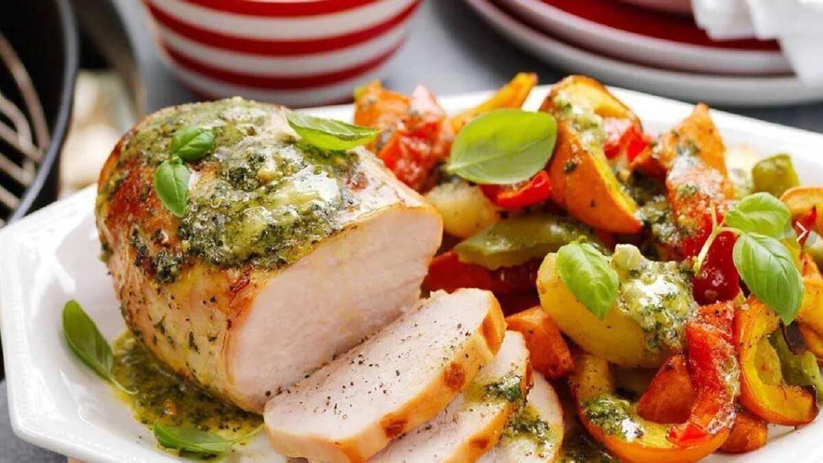 Говядина с кабачками в духовке с помидорами и кефирным соусом - рецепт с фото пошагово