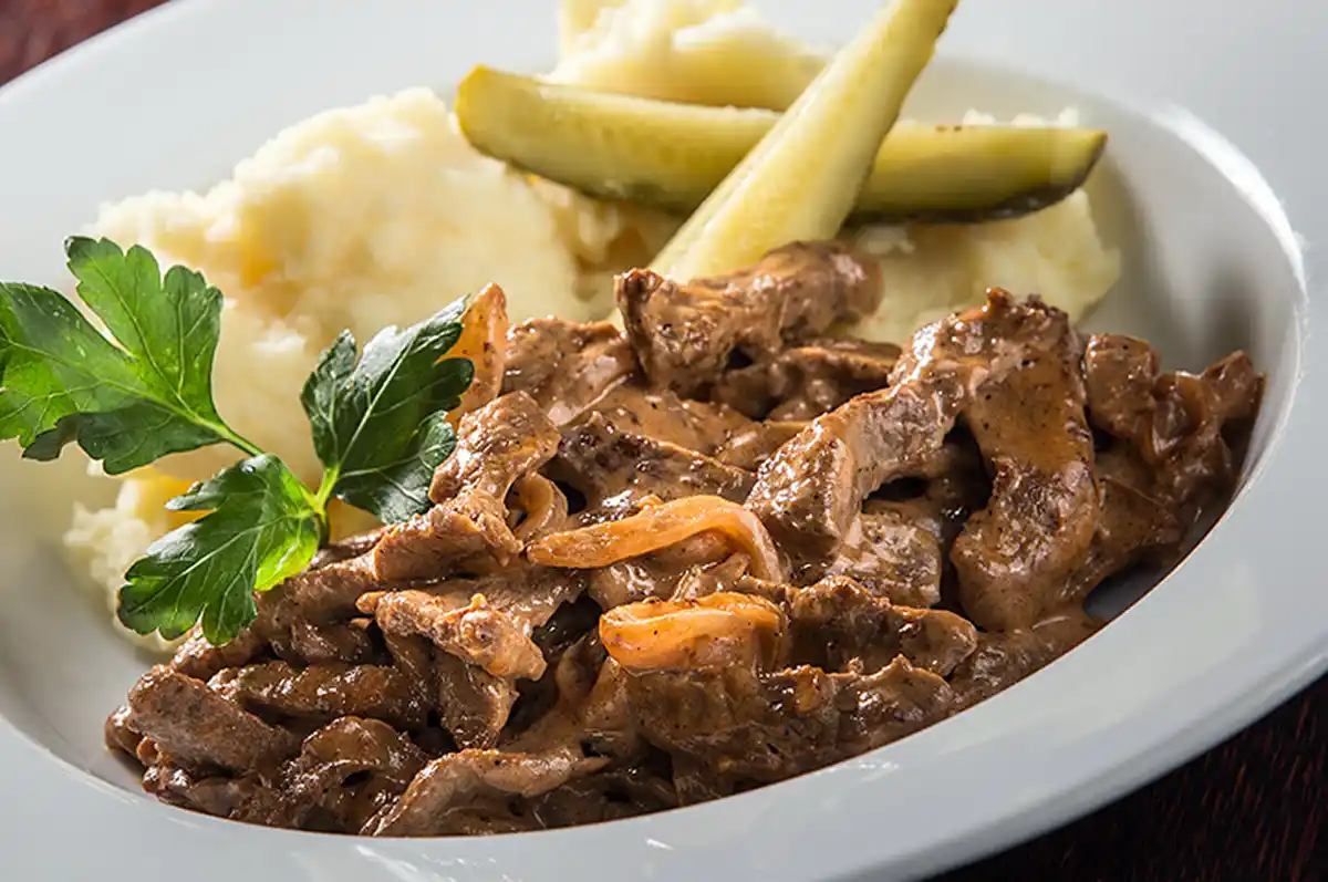 Бефстроганов из свинины: 15 быстрых и вкусных рецептов