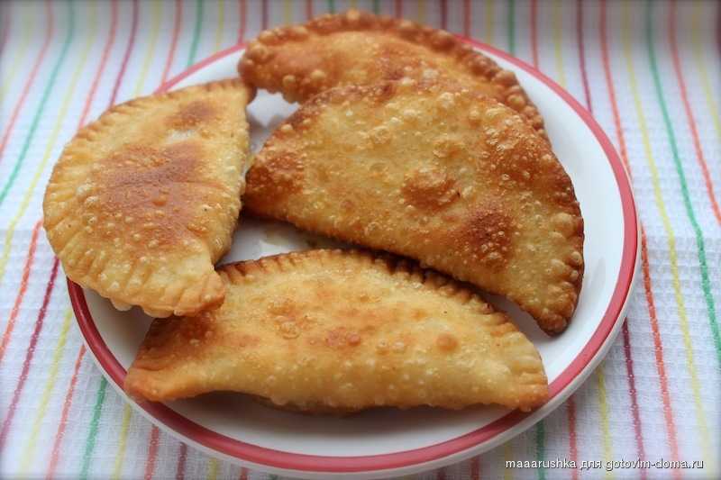 Чебуреки с куриным фаршем — всеми любимое питательное блюдо