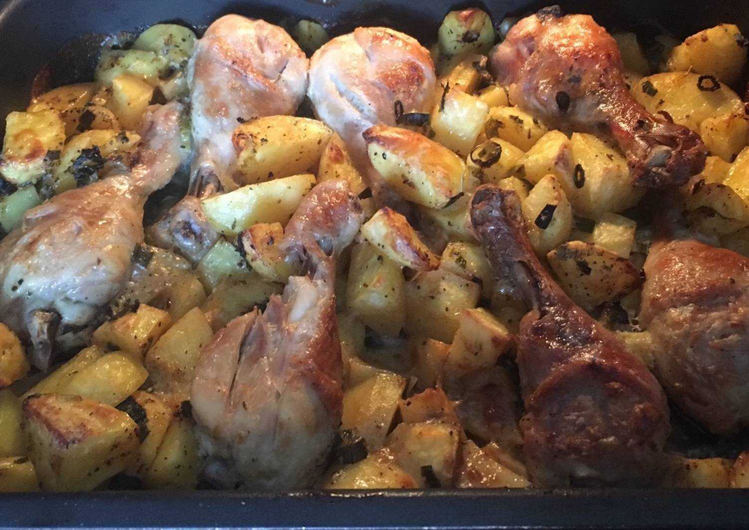 Куриные ножки, запечённые с картошкой в духовке, под хрустящей корочкой, в рукаве, фольге, с сыром