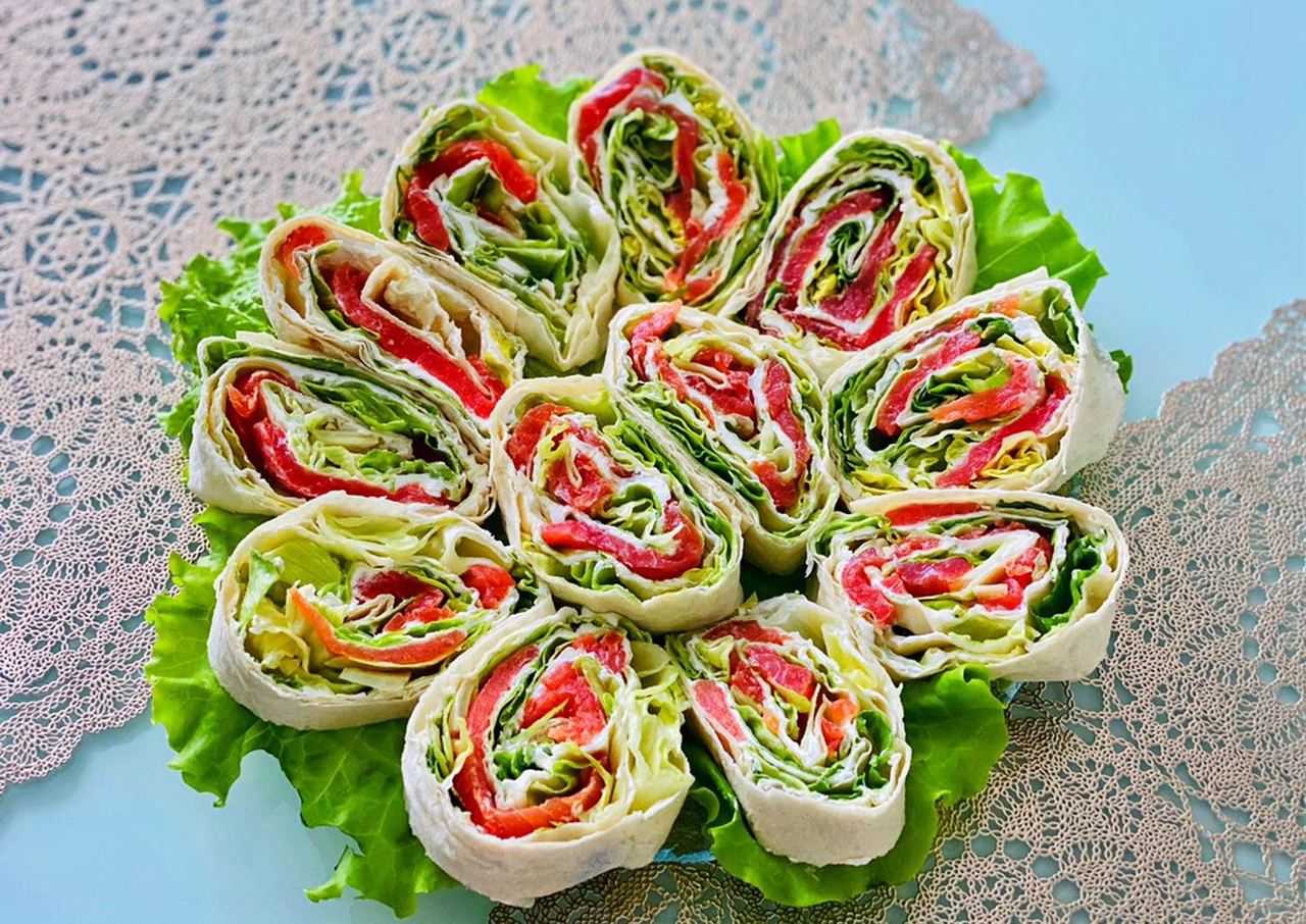 Рулет из лаваша с красной рыбой, пошаговые рецепты закуски (с сыром, огурцами)