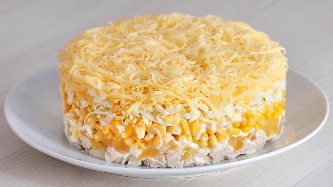 Салат с грибами, ананасом и куриной грудкой слоями