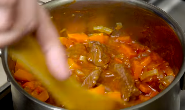 Гуляш из свинины с подливкой. как приготовить, чтобы мясо было мягким и сочным?
