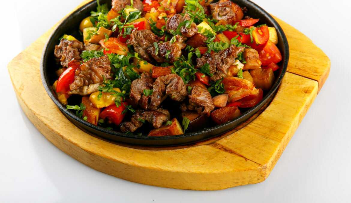 Тушёная говядина с овощами, ооочень вкусное мясо с луком и морковью