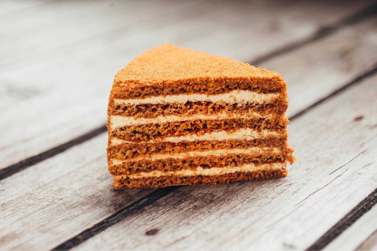 Классический торт «медовик» - 5 простых и вкусных рецептов (пошагово)