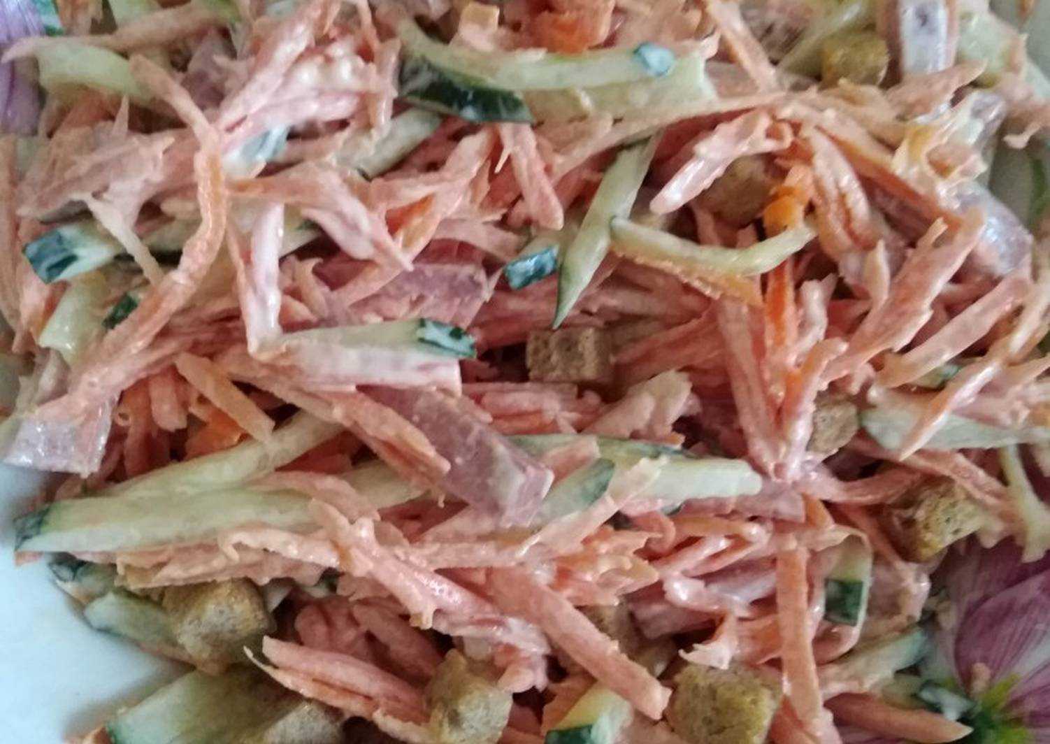 Очень вкусный салат с фасолью и копчёной колбасой — 7 самых простых рецептов