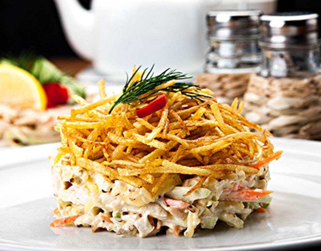 Лучшие рецепты очень красивого и вкусного салата «гнездо глухаря» — для любого праздника