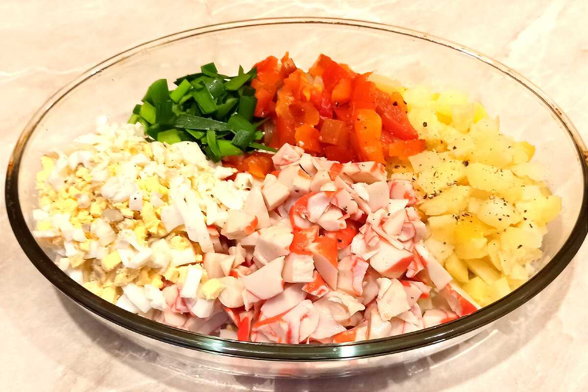 Крабовый салат с огурцом и кукурузой - 5 классических рецептов
