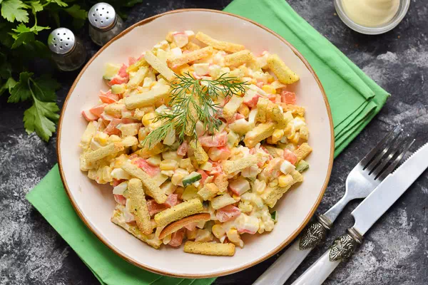 Крабовый салат с кукурузой огурцом яйцом и сухариками  рецепт с пошаговыми фото
