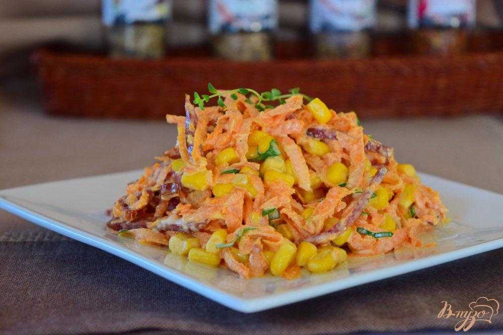 Салаты с сухариками и колбасой — простые и вкусные рецепты