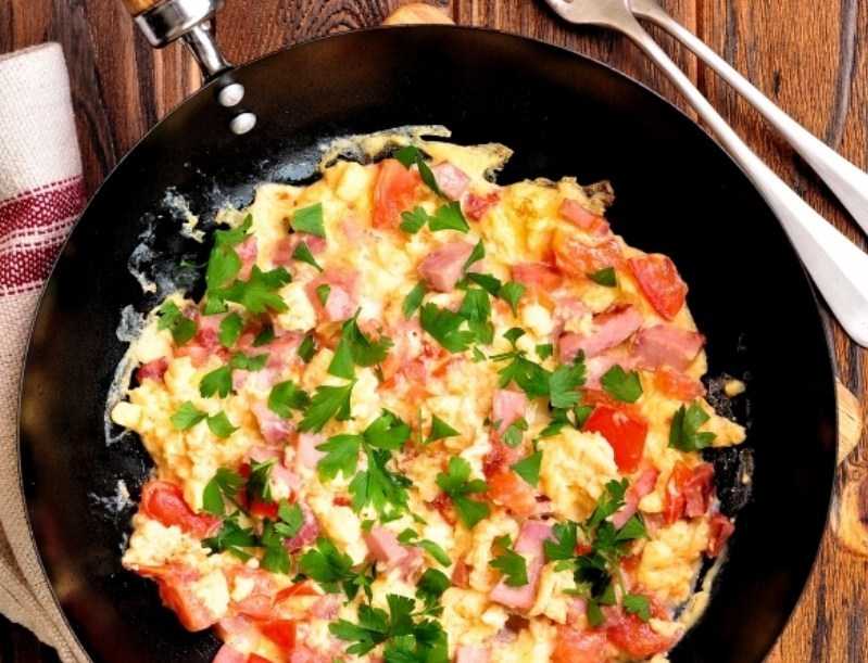 Омлет с помидорами и колбасой, луком и зеленью – рецепт без заморочек