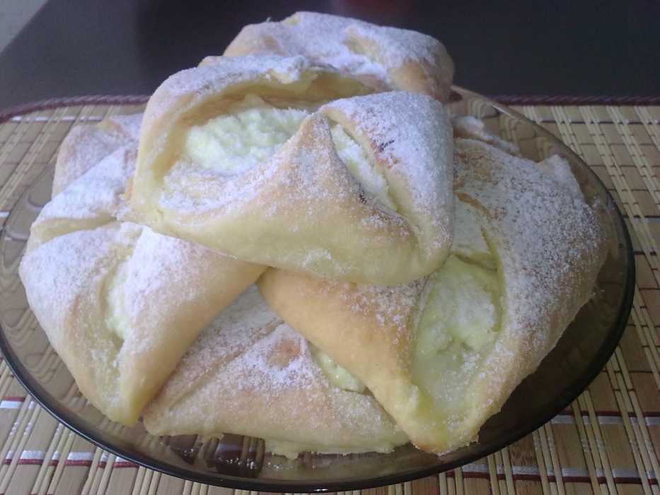 Слойки с творогом, изюмом и корицей из слоеного теста