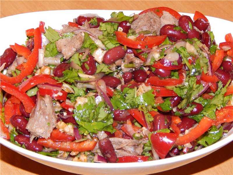 Салат с отварной говядиной и солеными огурцами и грецкими орехами - бабушкины рецепты