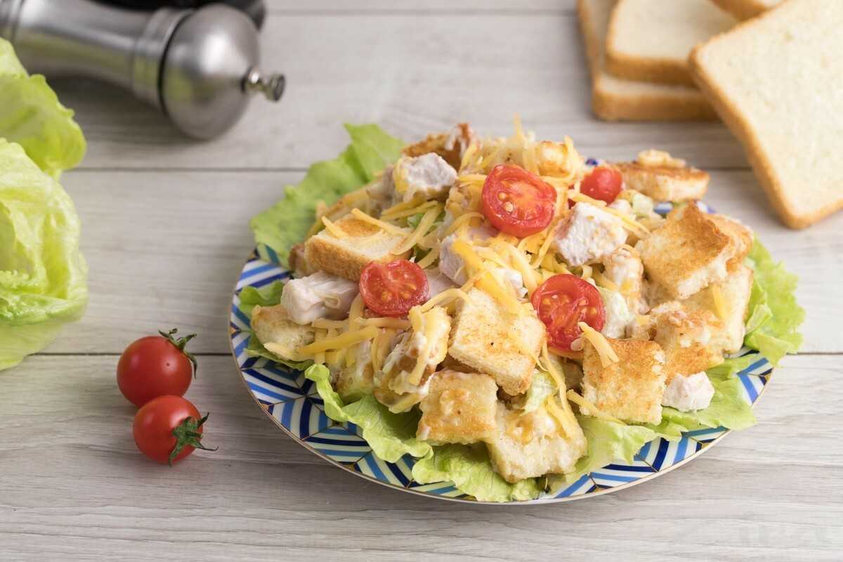Салаты с копченой курицей и пекинской капустой