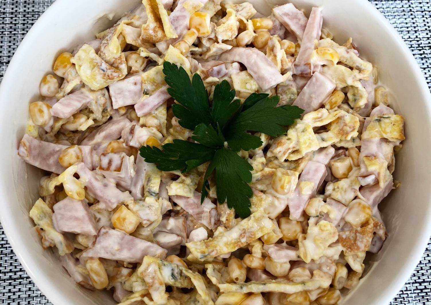 Блинный салат с копченой курицей: изысканный и питательный