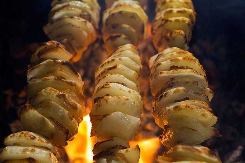 Как вкусно приготовить картофель на мангале: простые рецепты на решетке, на шампурах, в фольге - onwomen.ru
