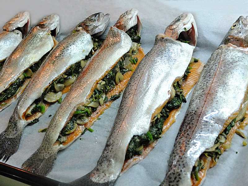 Форель запеченная в духовке — 5 рецептов приготовления сочной и вкусной рыбы