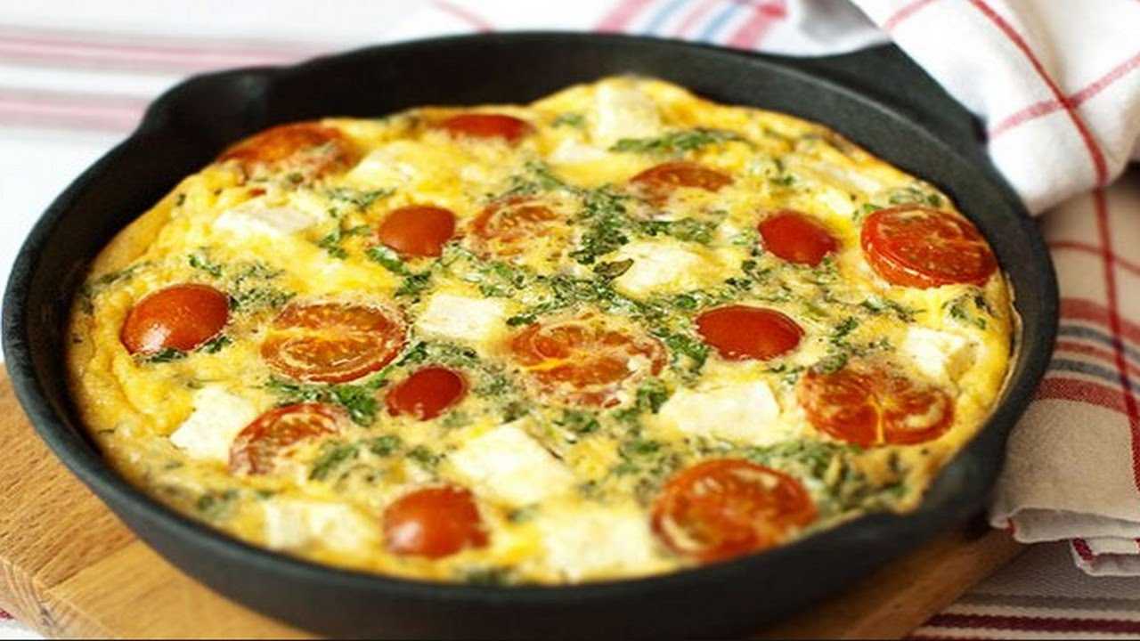Яичница с помидорами: 6 простых и вкусных рецептов