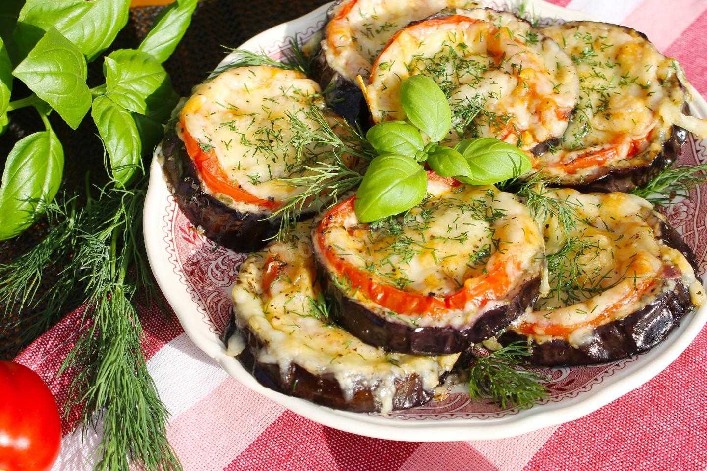 Запеченные баклажаны в духовке с помидорами и сыром: 6 рецептов