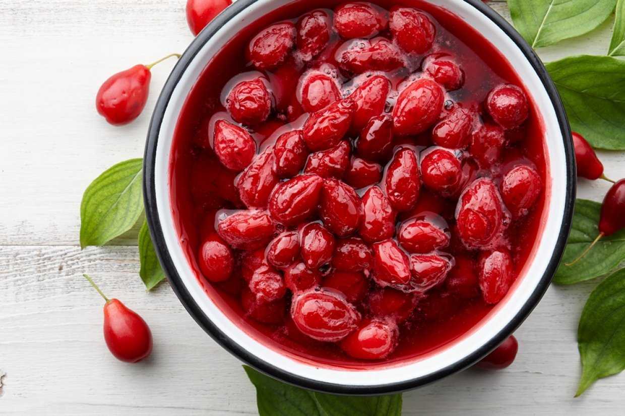 Как и сколько варить варенье из кизила с косточкой и без косточки на зиму