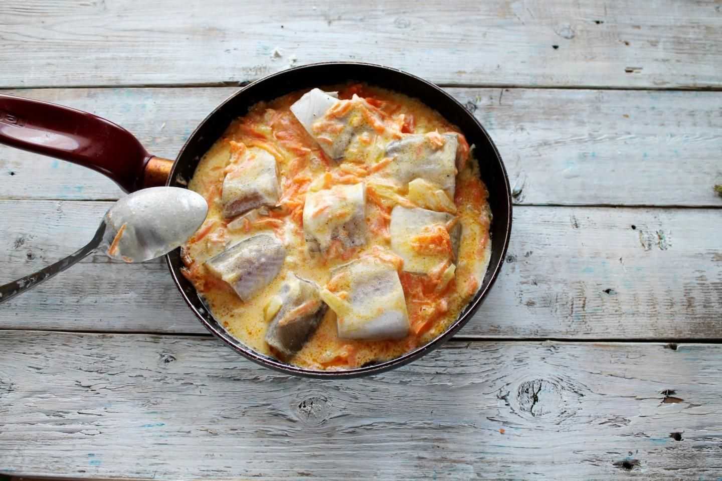 Минтай тушеный с морковью и луком – 6 рецептов