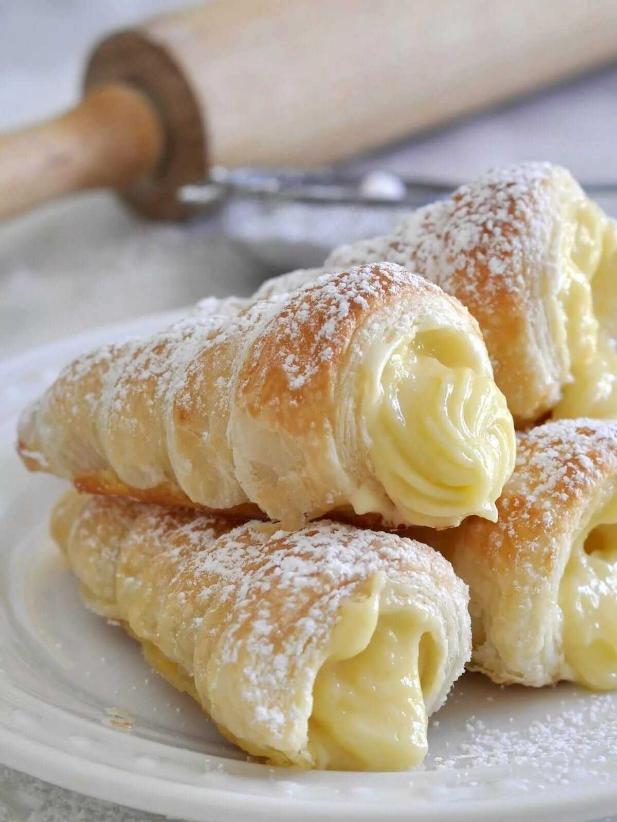 Лодочки из слоёного теста с начинкой: 9 рецептов несладкой выпечки