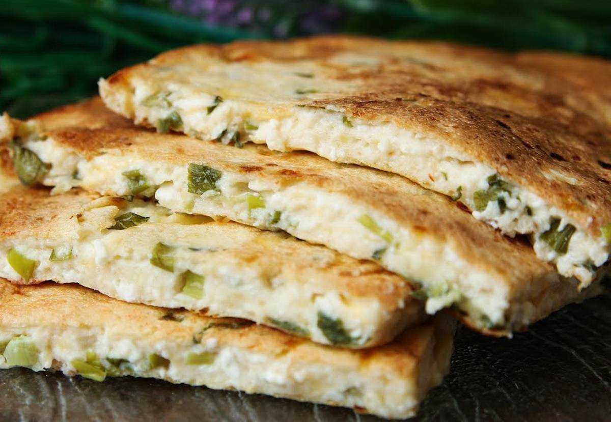 Лепешки на кефире с сыром и зеленью на сковороде