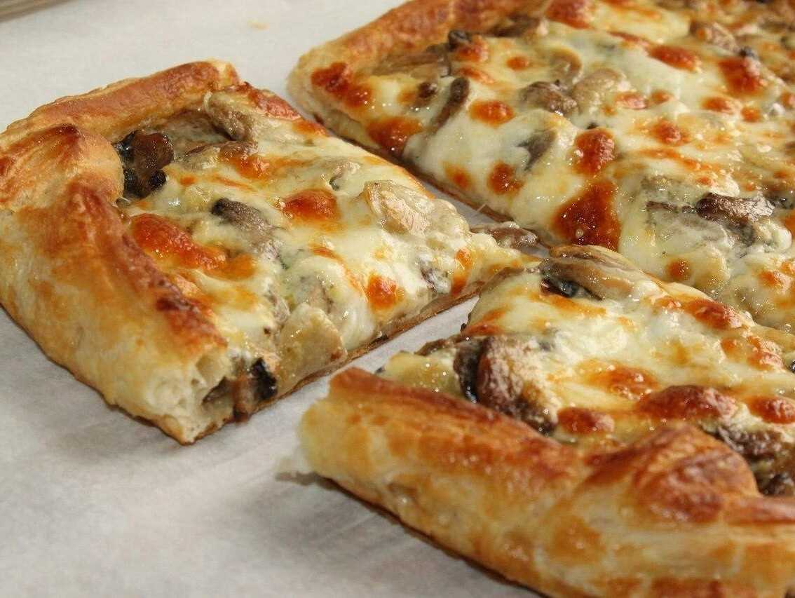 Пирожки из слоеного дрожжевого теста вкусный рецепт с фото пошагово и видео - tvcook.ru