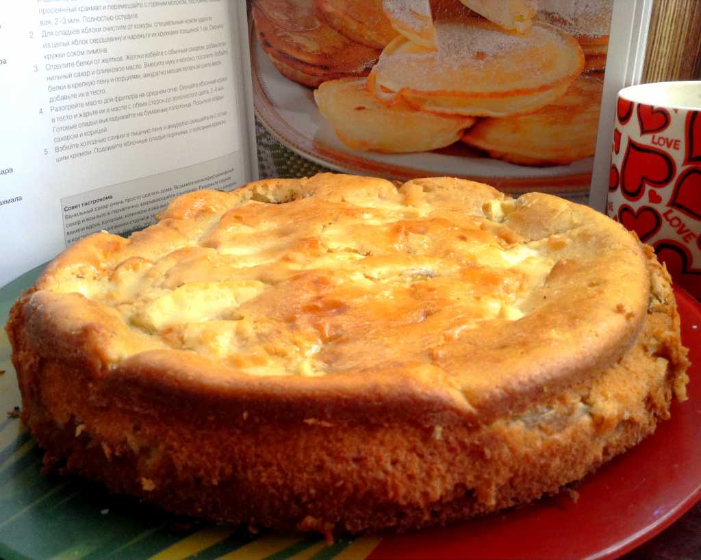 Шарлотка на кефире пышная с яблоками в духовке, как приготовить