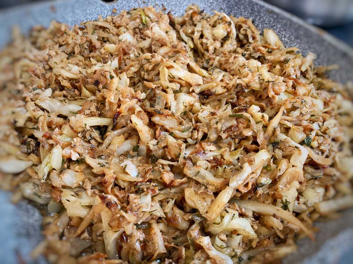 Пикантные пирожки с капустой из дрожжевого теста