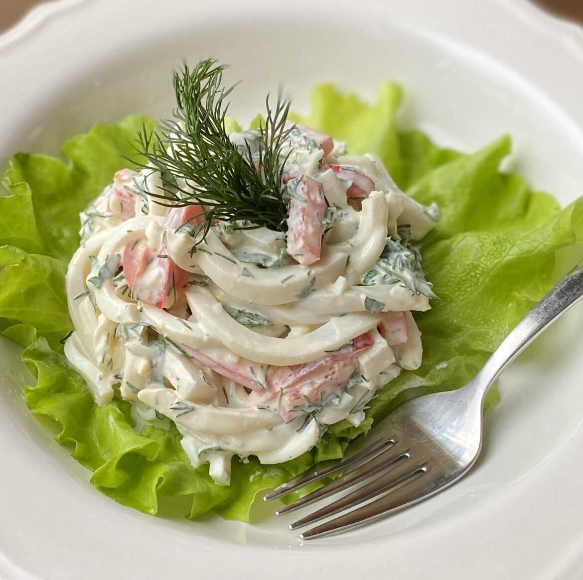 Салат с кальмарами и яйцом: 8 самых вкусных рецептов