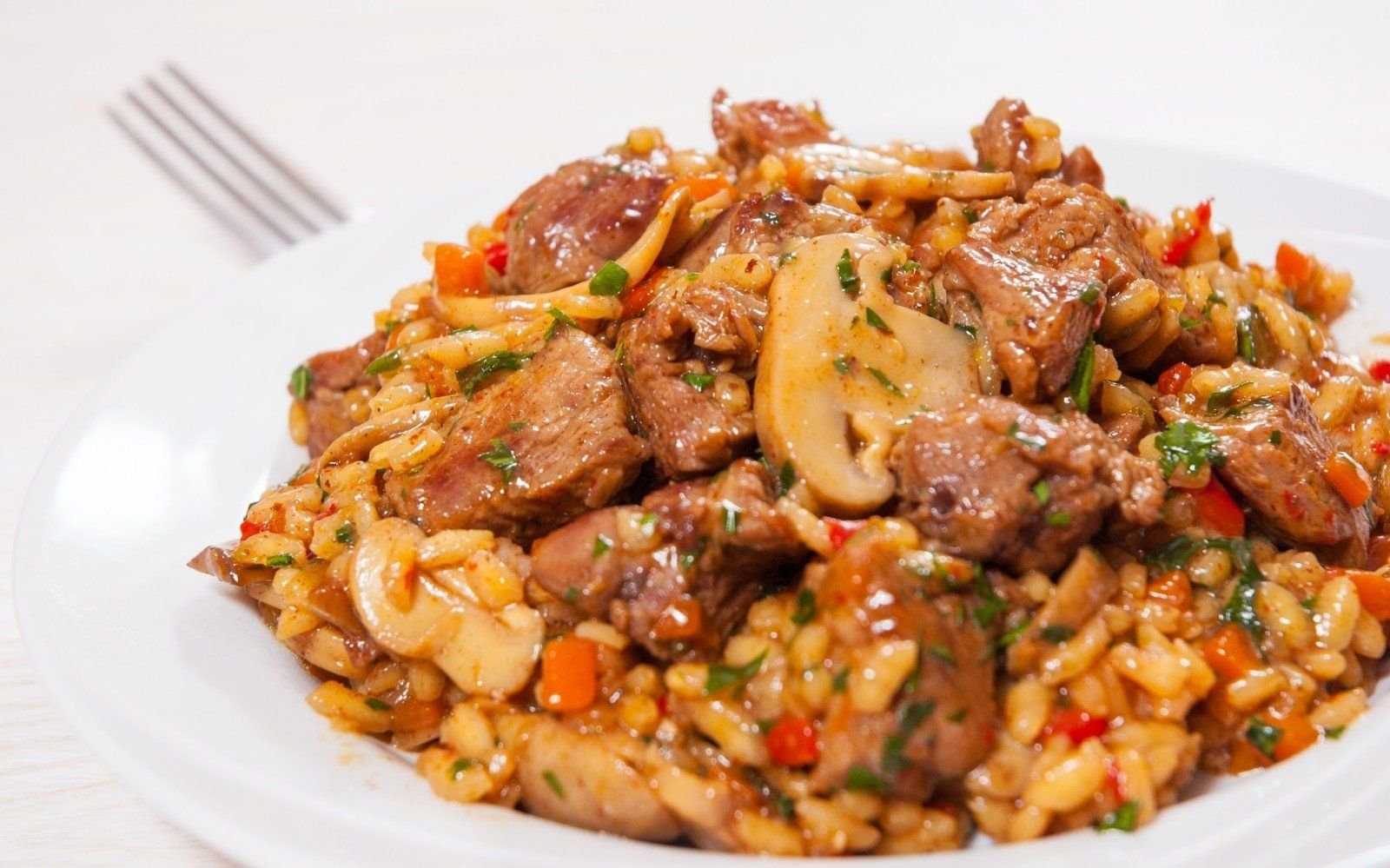 Мясо с рисом, грибами и овощами на сковороде пошаговый рецепт с фото