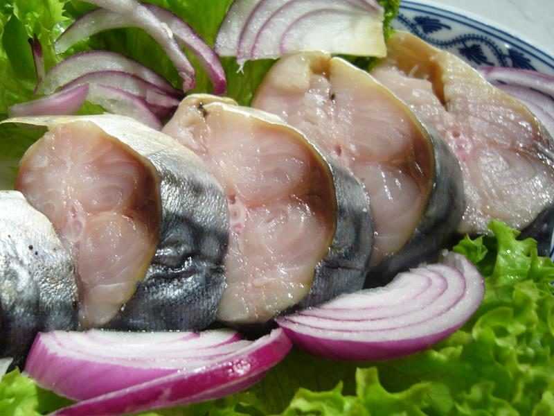 Маринованная скумбрия с луком и уксусом в банке, рецепт