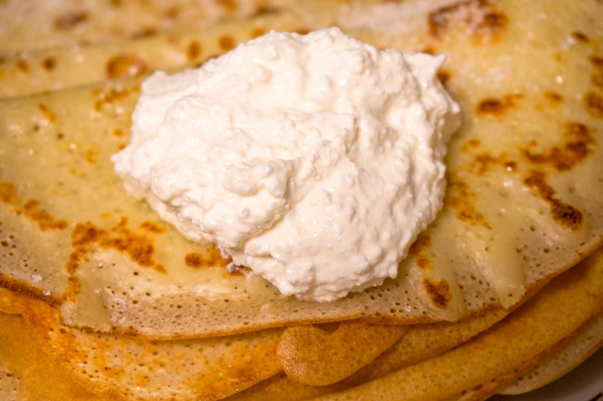Заварные блины на кипятке и молоке с дырочками, 8 простых и вкусных рецептов
