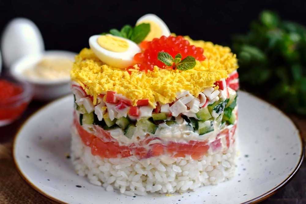 Салат с крабовыми палочками и рисом: 15 вкусных рецептов