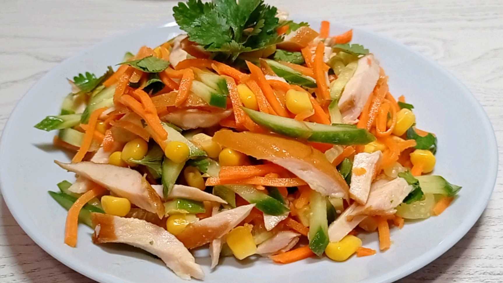 Салат с копченой курицей, корейской морковью и кукурузой - прекрасный рецепт