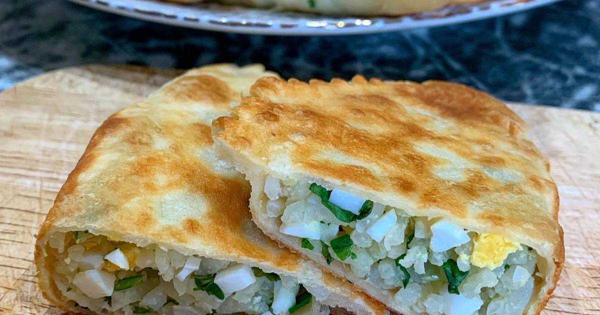 Пирожки с рисом и яйцом — 7 рецептов в духовке и на сковороде