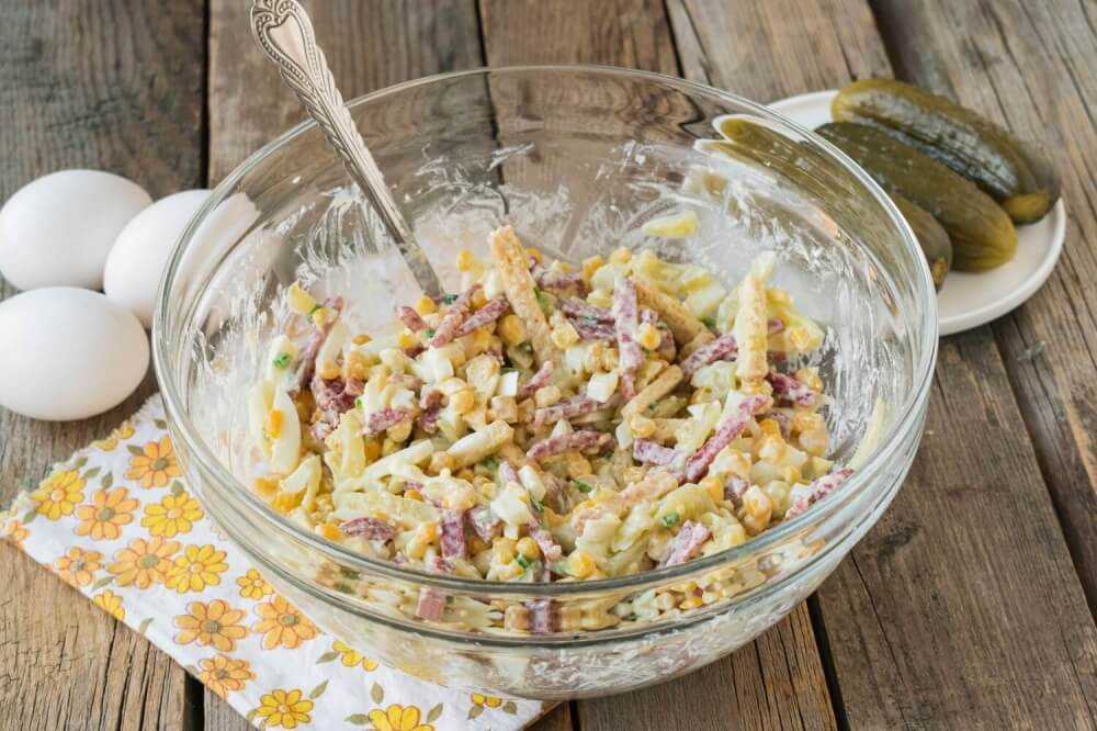 Салаты с колбасой и сухариками: быстрые, сытные и невероятно вкусные рецепты блюд