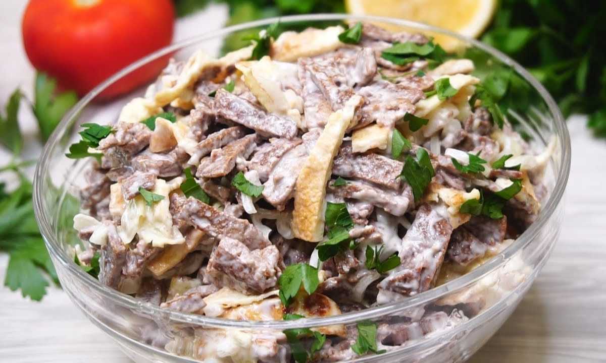 Рецепт слоеного салата из куриной печени с грибами: сытно и вкусно
